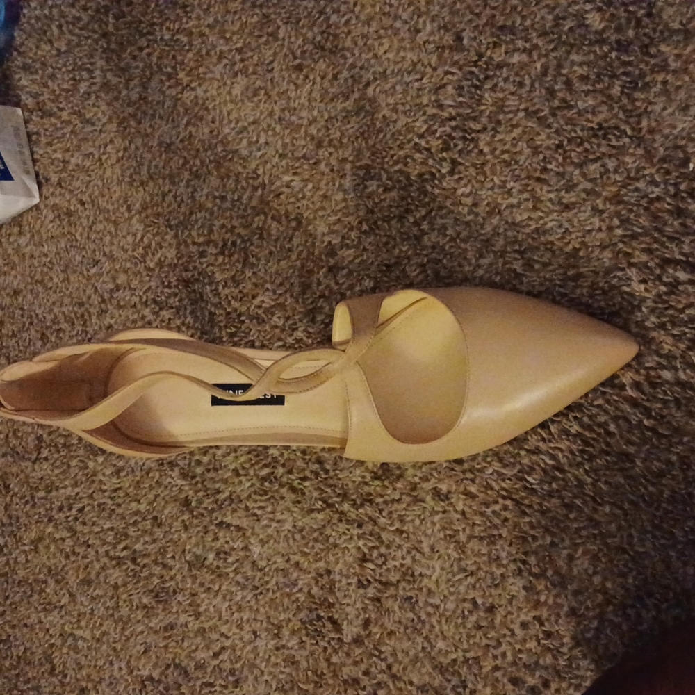 Beautiful nine west Pump with ankle strap size 11 beige